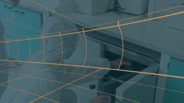 Bilim laboratuarında matarayla ilgilenen kadın bilim adamı animasyon çizgileri ve veri tablosu sergiliyor. Bilim, yenilik, teknoloji, araştırma, analitik, tanı, kesinlik