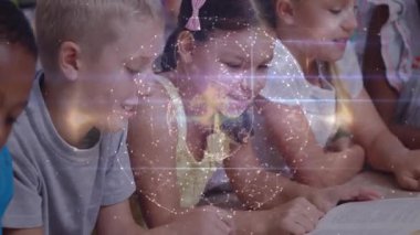 Holografik ağı araştıran ve eğitim için parlayan dünyayı keşfeden dört çocuk. Çocuklar, işbirliği, eğitim, gelecek, dijital sanatçılık, takım çalışması, yenilik