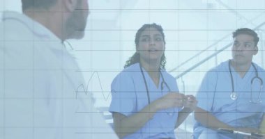 Hastane koridorunda veri ölçümlerini tartışan tıbbi ekip. Çizelge çizelgesi ve stetoskoplarla. Sağlık, işbirliği, analitik, profesyonellik, modern, teknoloji, takım