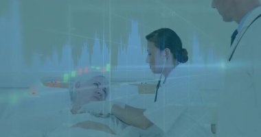 Hastane odasında hastayı muayene eden yetişkin bir hemşire, dijital şamdanla ve çizgi grafiğiyle. Tıbbi, sağlık, teşhis, profesyonellik, teknoloji, klinik ve hasta bakımı