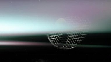 Tenis raketi, neon ışını ve eldivenli elle 3D render gibi boşlukta yüzüyor. Futuristik, spor, teknoloji, siber, soyut, enerjik, gösterişli