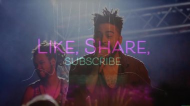 Grup arkadaşları ışıklar altında müzik yapıyor, gitarı neon metinlerle harmanlıyor ve abonelik gibi teşvik ediyorlar. Performans, konser, müzik, eğlence, canlı, enerjik, sahne