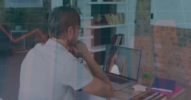 Dizüstü bilgisayarla online eğitim seansına katılan bir adam hareket halindeki karatahta diyagramlarıyla. Çalışma istasyonu, işbirliği, modern, öğrenme, yenilik, dijital, üretkenlik