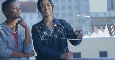 İki iş kadını cam pencerenin yanında durup yüzen şebeke çizelgesi dünya haritasını inceliyor. İşbirliği, yenilik, analitik, teknoloji, profesyonellik, veri, yürütme