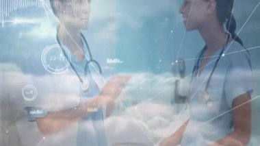 Hemşire ve kıdemli doktor bulut arkaplanına karşı duruyor, holografik tıbbi veri grafiklerini gösteriyor. Sağlık, yenilik, teknoloji, işbirliği, fütürizm, analiz, dijital