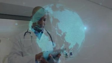 Erkek doktor tıbbi ofiste tableti tıkırdatıyor, holografik küreyi güvenli verilerle yansıtıyor. Tıbbi, sağlık, teknoloji, yenilik, dijital, veri, profesyonel