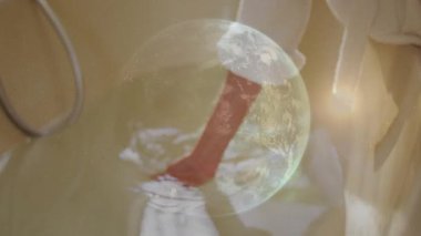 Güzellik endüstrisinde musluğun altındaki sabunlu suda elini ıslatan kadın animasyon kabarcık ikonları gösteriyor. Cilt bakımı, rahatlama, tımar, minimalist, lüks, sağlık, hijyen