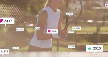 Günbatımı kortunda tenis oynayan kadın, pazarlama için yüzen sosyal medya simgeleri gösteriyor. Spor, fitness, sosyal medya, açık hava, aktif, bağlantı, yaşam tarzı