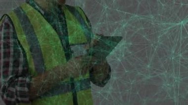 Stüdyoda tablet kullanan güvenlik teknisyeni animasyon yeşil teknoloji ağı ağını gösteriyor. Teknoloji, bağlantı, yenilik, dijital, iletişim, soyut, modern