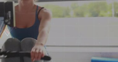 Koşu bandında koşan kadın koşucu, üzerinde animasyon fitness veri grafikleri olan pencere pencere koşu bandı kullanıyor. Atletik, motivasyon, egzersiz, sağlık, spor, sağlıklı, çağdaş