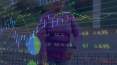 Finans stüdyosundaki veri panelinin arkasında hareketli borsa görselleri olan kıdemli bir kadın. Finansal analiz, teknoloji, veri görselleştirme, profesyonel çevre, çağdaş tasarım, yatırım, yürütme