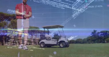 Sahada golf sopası sallayan, spor teknolojisi verilerini ikili kod ve oklarla gösteren bir adam. Atletik, konsantrasyon, teknoloji, açık hava, hassasiyet, yenilik, performans