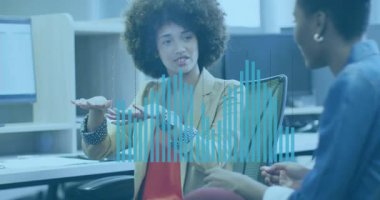 Çalışma arkadaşları çalışma odasındaki iş verilerini tartışıyor, ekranların üzerinde animasyon mavi bar çizelgeleri gösteriyorlar. İşbirliği, analitik, dijital grafikler, profesyonel, takım çalışması, modernite, veri analizi