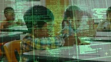 Eğitim sahnesinde masalarda kalemle yazan üç öğrenci, yeşil kod kaplamalı. Çocuklar, öğrenim, eğitim, sınıf, akademik, kök, takım çalışması