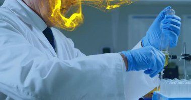 Kıdemli bilim adamı, teknoloji laboratuvarında dinamik parçacık animasyonu içeren sarı sıvı dağıtıyor. Bilim adamı, laboratuvar, yenilik, araştırma, analitik, kesinlik, kimya