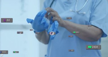 Kadın sağlık uzmanı klinikte steteskopla eldiven takıyor ve yüzen sosyal ölçümler gösteriyor. Tıbbi, teknoloji, dijital, sağlık, profesyonel, modern, yenilik