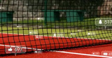 Tenis sahası boyunca uzanan tenis ağı, sayaçlı yüzen sosyal medya simgelerini gösteriyor. Atletizm, spor, aktif, rekabet, canlı, enerjik, açık hava