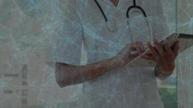 Kadın tıbbi uzmanlar tableti içeride tutuyorlar, parlayan ağ örtülerini gösteriyorlar. Sağlık, dijital, teknoloji, iletişim, yenilik, profesyonel, bağlantı