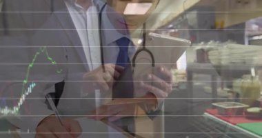 Doktor elinde tablet tutarken restoran mutfağındaki finans grafiğini analiz ediyor. Tıbbi, profesyonel, tanı, veri, analiz, teknoloji, kurumsal