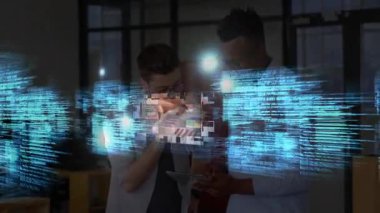 Adam tablet tutuyor ve kadın iş teknolojisi veri içgörüleri için holografik harita çalışıyor. Gelecek, işbirliği, yenilik, analitik, teknoloji, profesyonel, ambians