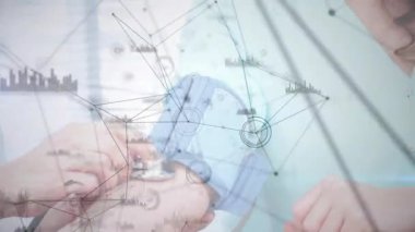 Steteskop takan hemşire tıbbi verileri analiz ediyor. Canlandırılmış çizelgeleri ve dalga formlarını gösteriyor. Tıbbi, teknoloji, analitik, sağlık, dijital, yenilik, profesyonel