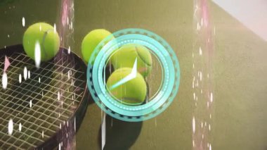 Yeşil kortta neon turkuaz altında dönen tenis topları raket ve ışık akışlarını gösteriyor. Spor malzemeleri, ticari, vektör, atletik, açık hava, enerjik, fütüristik