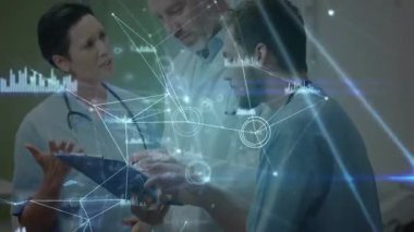 Klinikte analitiği tartışan tıbbi ekip, ağ düğümleri ve dalga formu grafiklerini üst üste koyuyor. Sağlık, işbirliği, teknoloji, tanı, yenilik, profesyonellik, dijital