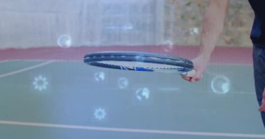 Açık sahada tenis teknolojisi verilerini analiz eden adam, yüzen dişliler ağı ve dünya ikonlarıyla birlikte. Atletik, yenilikçi, gelecekçi, teknoloji, spor, performans, açık hava