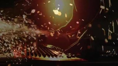 Metal işçisinin kolu, metal atölyesinde, erimiş kürenin üzerinde kıvılcımlar oluşturan açı öğütücü kullanıyor. Endüstriyel, işçilik, makineler, kıvılcımlar, erimiş, atölye, teknik