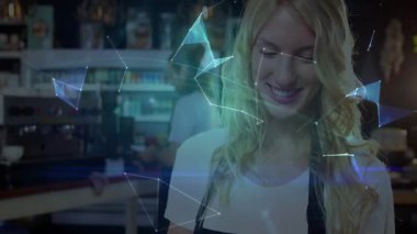 Kafede hologram küreyi kullanan kadın barmen teknoloji ağı görüntülerini sergiliyor. Teknoloji, yenilik, dijital, fütürizm, ağ oluşturma, modern, canlı