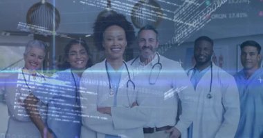 Hastane koridorunda ayakta duran önlüklü tıbbi ekip ikili kod ve grafik örtüleri gösteriyor. Sağlık, işbirliği, profesyonellik, teknoloji, tanı, takım çalışması, yenilik