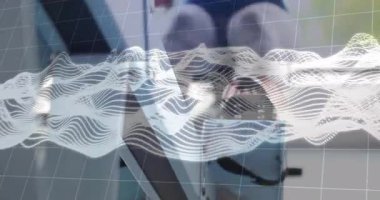 İş kadını teknoloji ofisinde dokunmatik ekranı tıklatıyor, veri dalgalarını ızgara arayüzü üzerinden görselleştiriyor. Teknoloji, analitik, modern, profesyonel, yenilik, dijital, arayüz