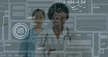 Doktor yüzen veri panellerini manipüle ederek klinikteki sanal çizelgeleri inceliyor. Sağlık, teknoloji, yenilik, işbirliği, fütürizm, dijital, analiz