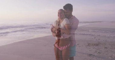 Akşam karanlığında kumsalda kucaklaşan bir çift. Canlandırılmış kalp ikonu ve sağlık grafiğiyle. Romantik, şefkat, huzur, samimiyet, manzara, pastel, bağlantı