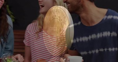 Üç arkadaş stüdyoda altın NFT madeni para kaplamasını gösteren tablet üzerinde blockchain finansı araştırıyor. Günlük, işbirliği, modern, dijital, ağ oluşturma, yaratıcı, teknoloji