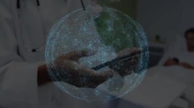 Tıbbi konsültasyonda tablet değiş tokuşu yapan sağlık uzmanları, yüzen ağ düğümleri gösteriyorlar. Tıbbi, işbirliği, teknoloji, dijital, yenilik, klinik, bağlantı