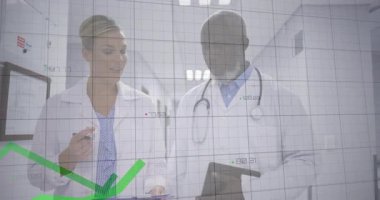 Modern hastane koridorunda yan yana duran iki doktor, yeşil tıbbi hat grafiklerini örtüyor. Tıbbi, sağlık, tanı, profesyonellik, analitik, teknoloji, klinik