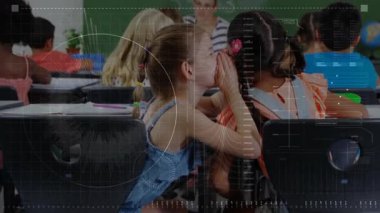 Okulda, yüzen kitap ikonları ve animasyon çizelgeleriyle sınıf arkadaşına eğilip fısıldayan bir kız. Eğitim, sınıf, çocuklar, öğrenme, öğretim, okul, okur yazarlık