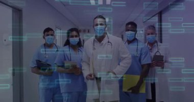 Hastane koridorunda elinde tablet ve pano tutan tıbbi ekip AR verilerini gösteriyor. Sağlık, işbirliği, yenilik, teknoloji, profesyonellik, klinik, takım çalışması