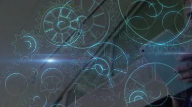 Endüstriyel ofisteki tableti tıklatan adam, yüzen dijital dişli arayüzleri gösteriyor. Teknoloji, yenilik, endüstriyel, geleceksel, profesyonel, dijital, bağlantı