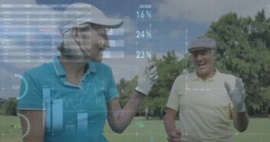 Golfçüler çimenlikte beşlik çakıyor, animasyon pasta çubuğu grafikleriyle veri analizlerini gösteriyorlar. Açık hava, eğlence, profesyonel, modern, sağlık, ortaklık, başarı