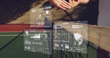 Tenis oyuncuları açık sahada el sıkışıyor, teknoloji HUD 'larını haritalar ve dünya haritalarıyla sergiliyorlar. Sporcular, işbirliği, dijital arayüz, veri görselleştirme, spor teknolojisi, açık hava ortamı, rekabetçi spor