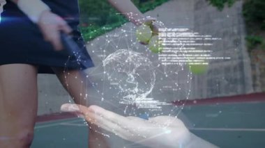 Teknik demo 'da kadın oyuncu ve koç üç boyutlu küreyi tenis topunun üstünde gösteriyor. Atletik, işbirliği, fütüristik, yenilik, açık hava, spor, teknoloji