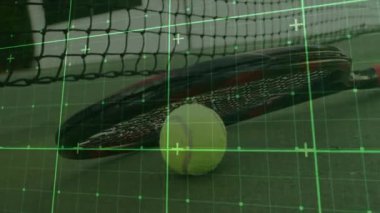 Tenis topu, raket ve ağın yanındaki yeşil sahada ayakta duruyor, hareketli şebeke örtüsünü gösteriyor. Spor ekipmanları, eğlence, dijital teknoloji, modern tasarım, fitness, açık hava aktivitesi, oyun stratejisi