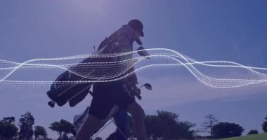 Golfçü golf arabasıyla golf kursuna gidiyor. Pazarlama için benekli dalga örtüsü var. Açık hava, boş zaman, manzara, spor, rahatlama, canlı, spor giyim.