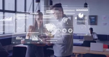 Müdür ve stajyer, dijital küre ve veri tablolarını göstererek iş ofisinde görüşlerini paylaşıyorlar. İşbirliği, modernleşme, takım çalışması, dijitalteknoloji, çalışma alanı, yenilik, profesyonel