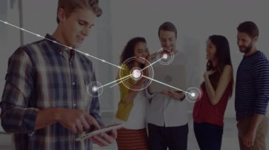 Modern ofiste tableti tıklatan adam, veri düğümleriyle iş birliği yapan teknik ekip. İşbirliği, takım çalışması, yenilik, dijital, çalışma alanı, iletişim, teknoloji