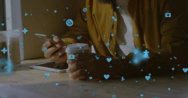 Kahve fincanı yüzen tıbbi ikonlar arasında beklerken teletıp çağrısı gösteren mobil cihazlar. Teknoloji, iletişim, yenilik, çalışma alanı, sağlık, dijital, profesyonel