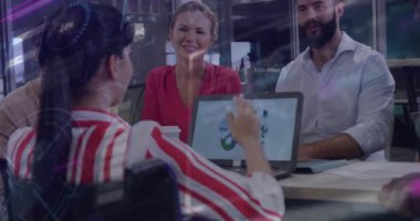 İş adamları konferans odasında beyin fırtınası yapıyor, dizüstü bilgisayar grafikleri ve yapışkan not animasyonları hazırlıyorlar. İşbirliği, yenilik, strateji, analitik, profesyonellik, takım çalışması, şirket