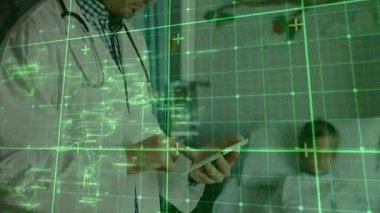 Klinikte akıllı telefon kullanan erkek doktor, sağlık şebekesini yeşil artı sembollerle gösteriyor. Tıbbi, teknoloji, yenilik, sağlık, dijital, fütürizm, profesyonel